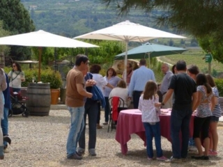 grupo de personas en una terraza al aire libre
